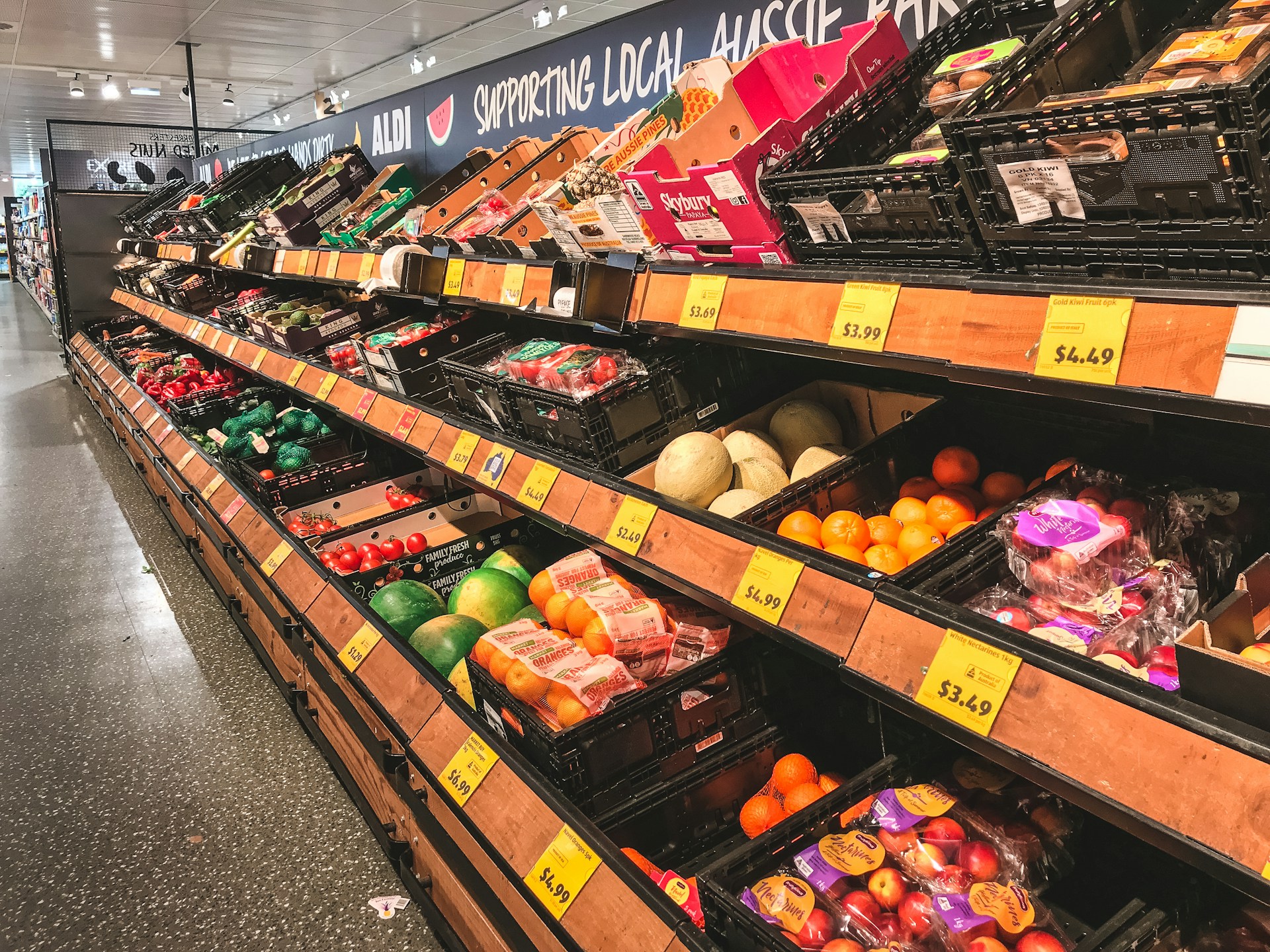 Winning on Simplicity: Aldi's Dual Strategy of Cost Leadership and Quality Differentiation
